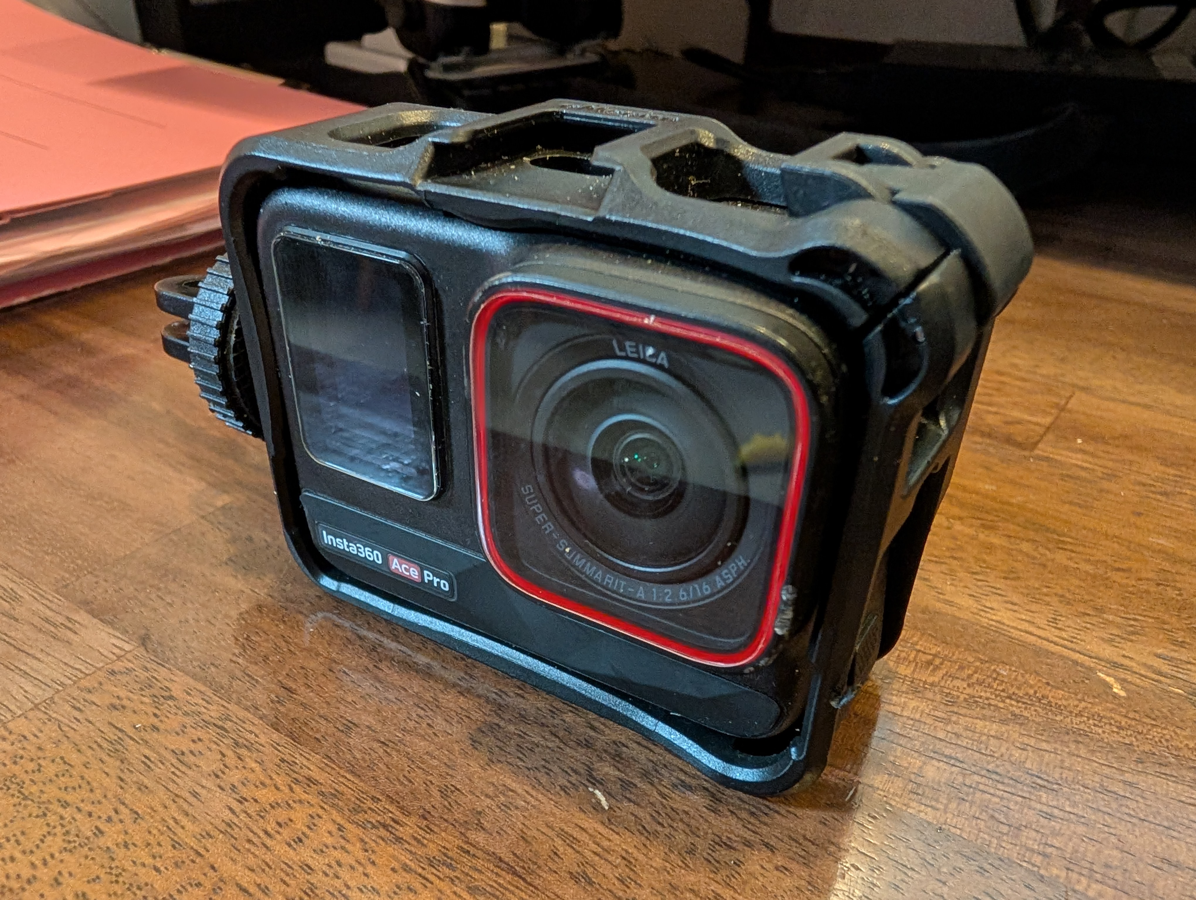 ���M���O